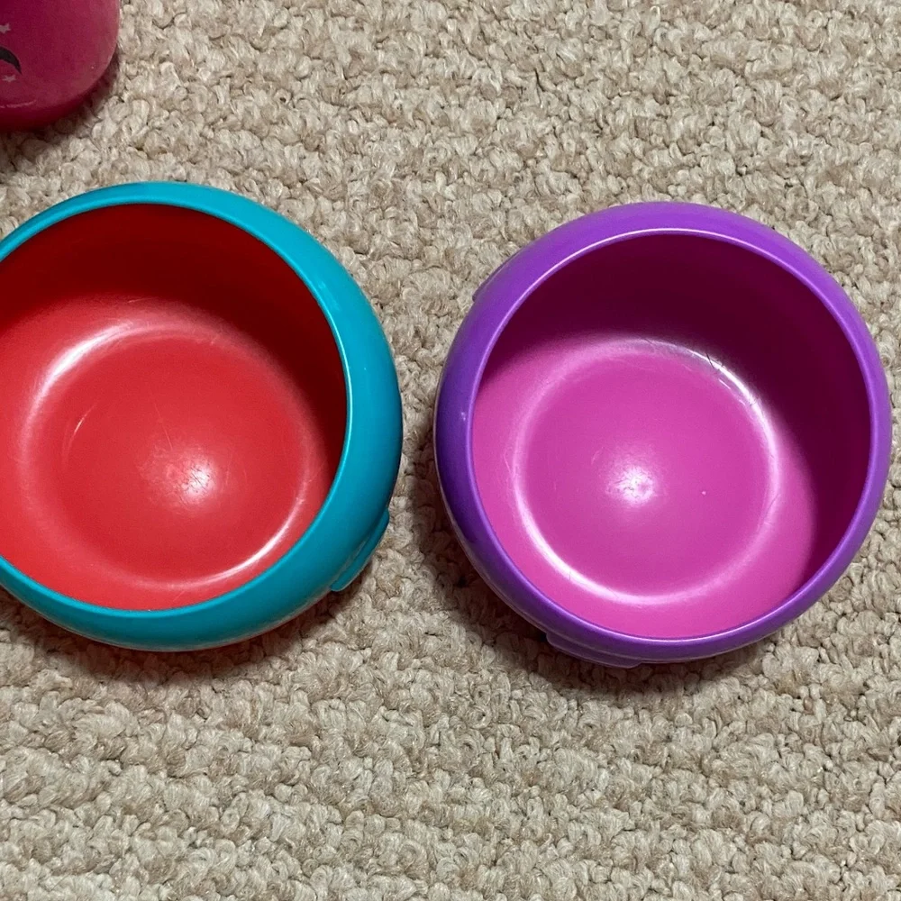 2 bibs, green & blue, 2 suction bowls, pink & purple, 1 tommie tippie sippie cup